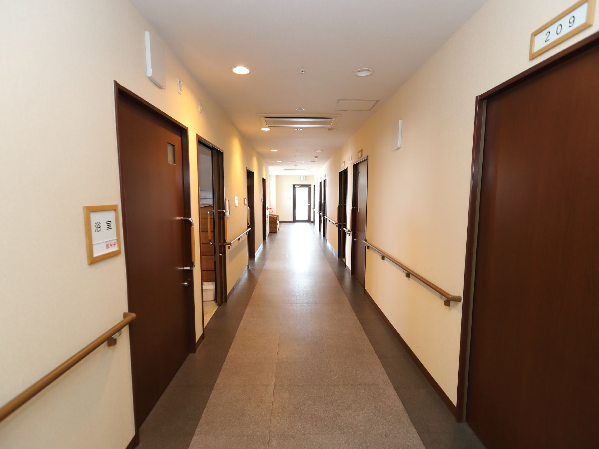 両側の壁に手すりが付いた直線の廊下