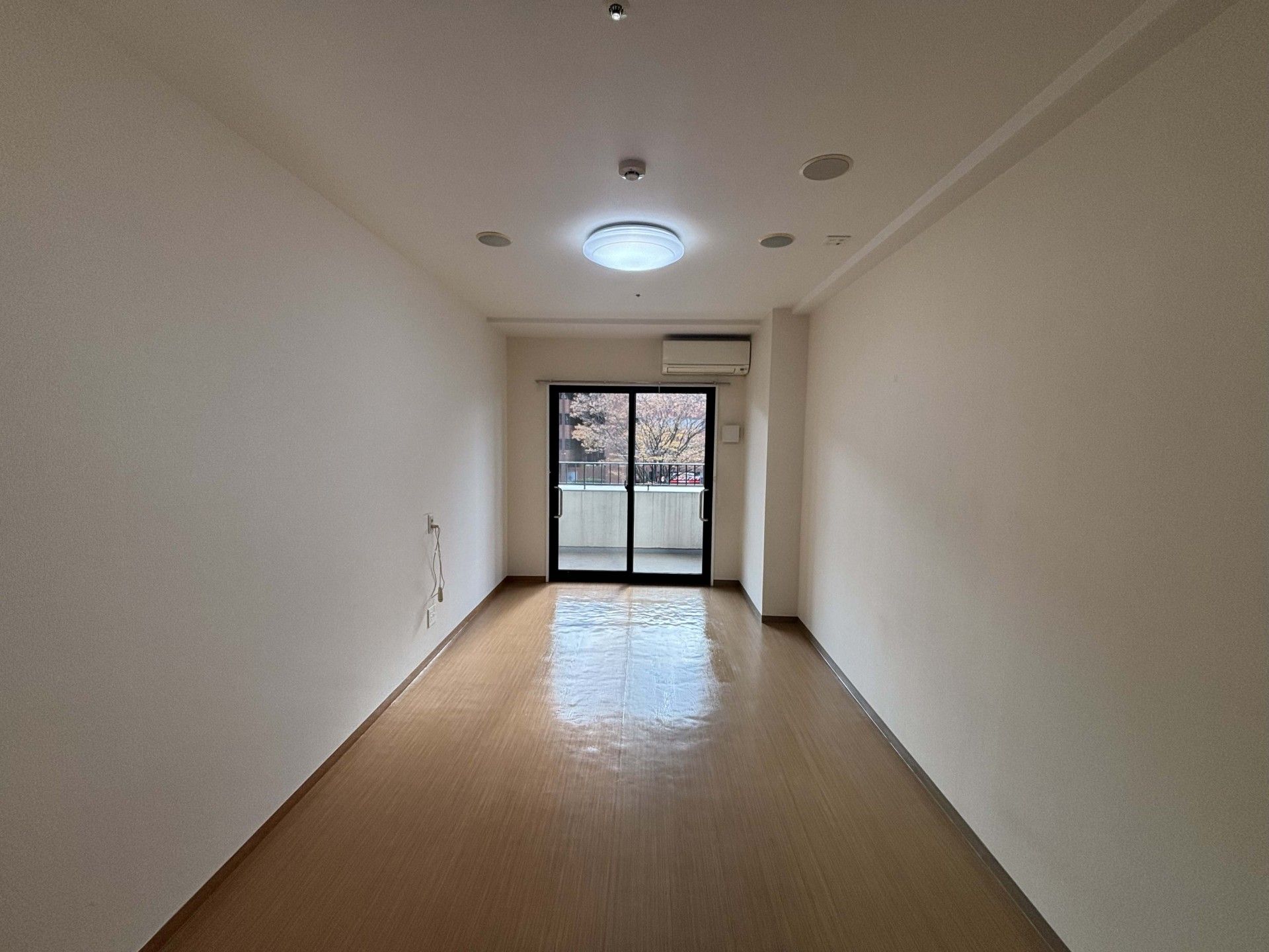 明るい個室の窓辺