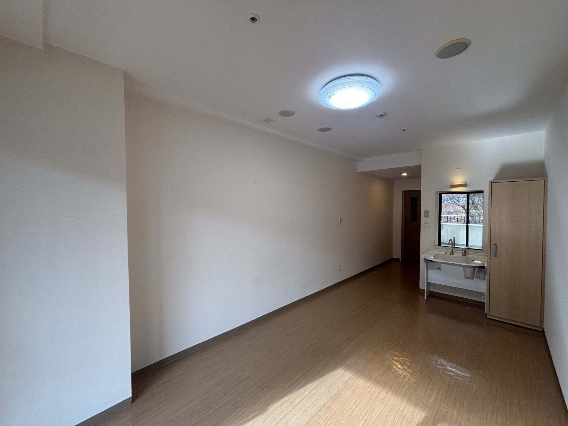 明るい個室の一角