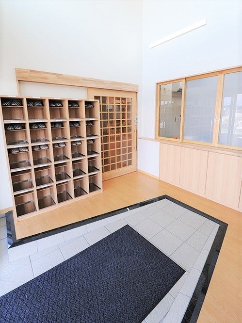 25足収納可能な靴箱が設置された玄関には大きなマットも敷かれ、掃除も行き届いている。