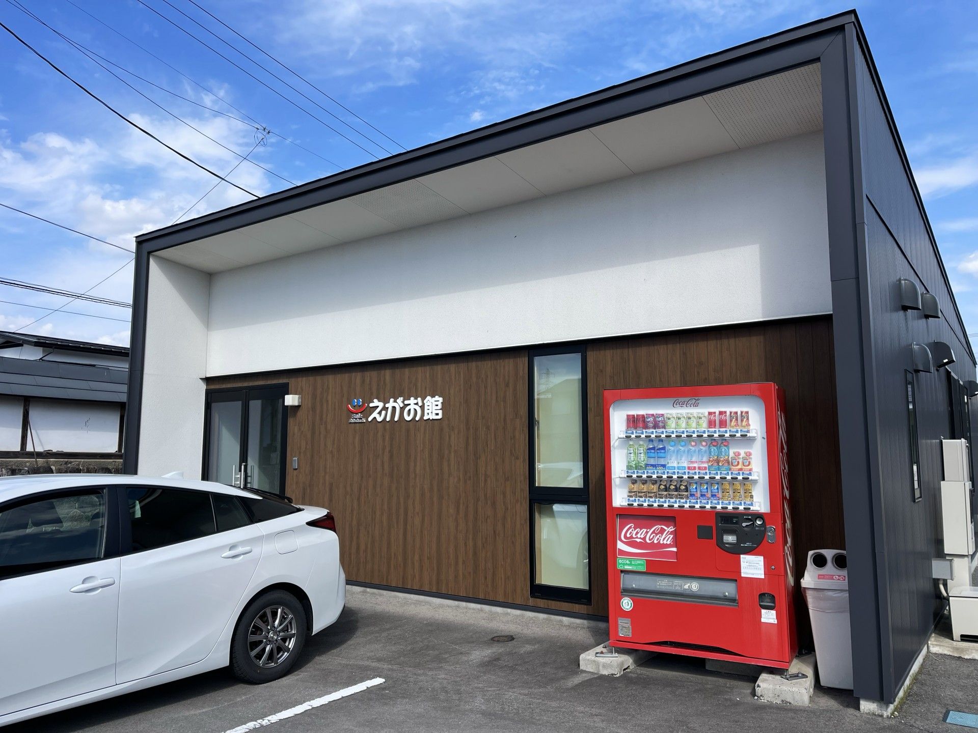 モダンな建物の入り口
