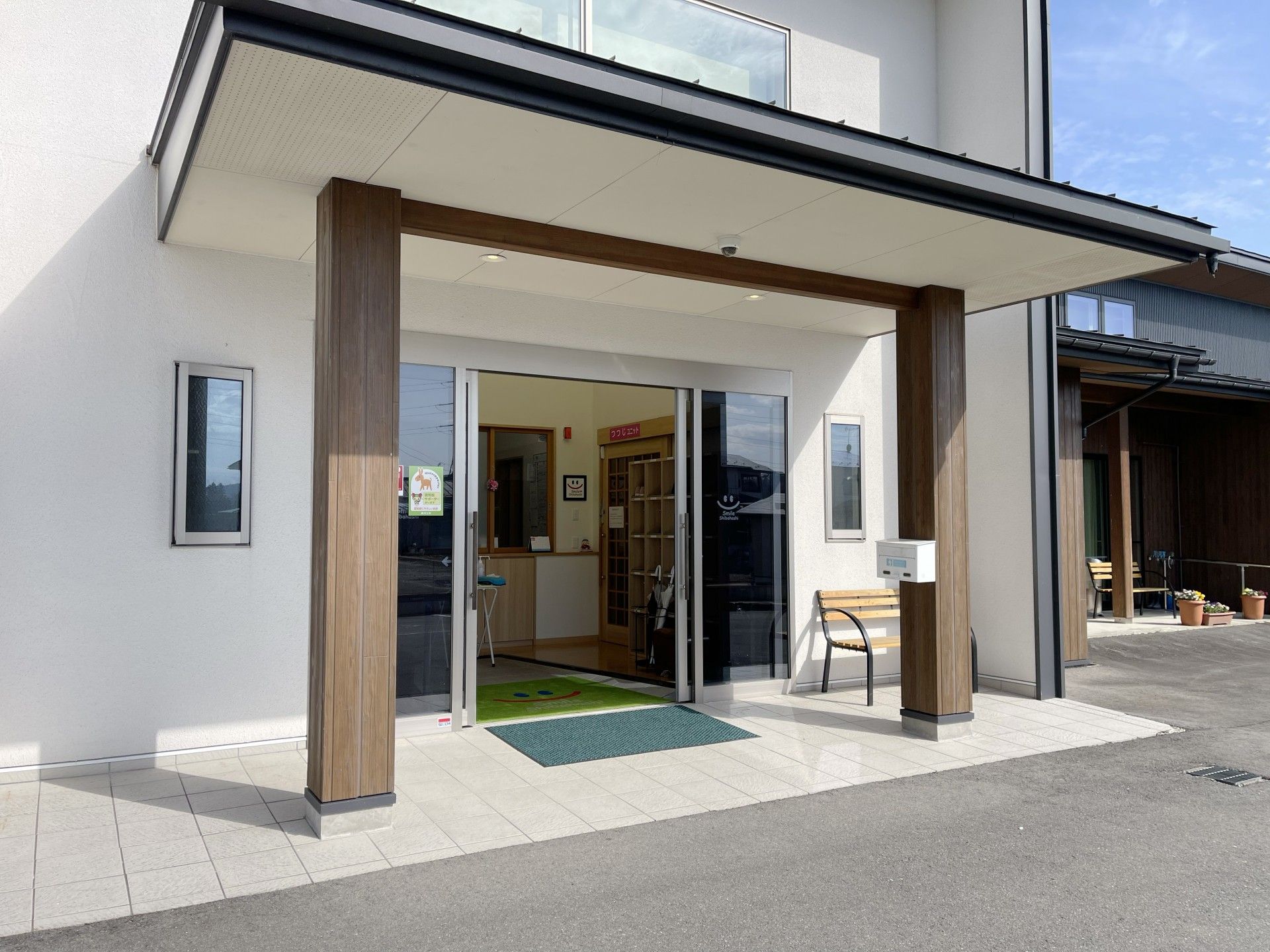 明るい入り口の施設