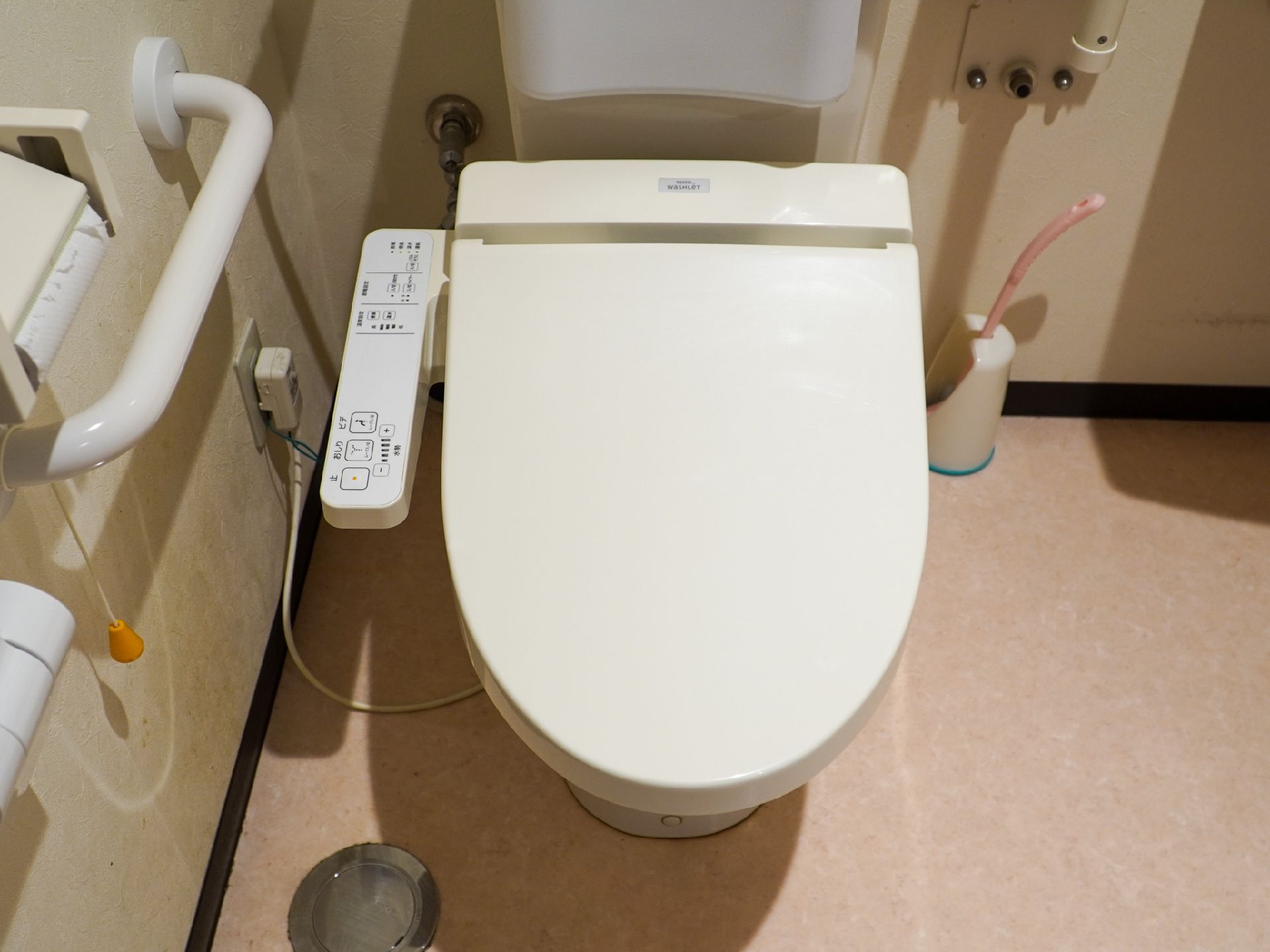 壁際に設置されている上から見た蓋のしまったトイレ