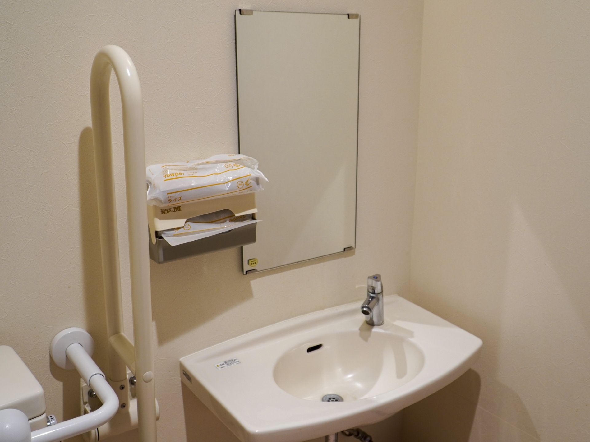 部屋の一角に設けられた鏡付の洗面台