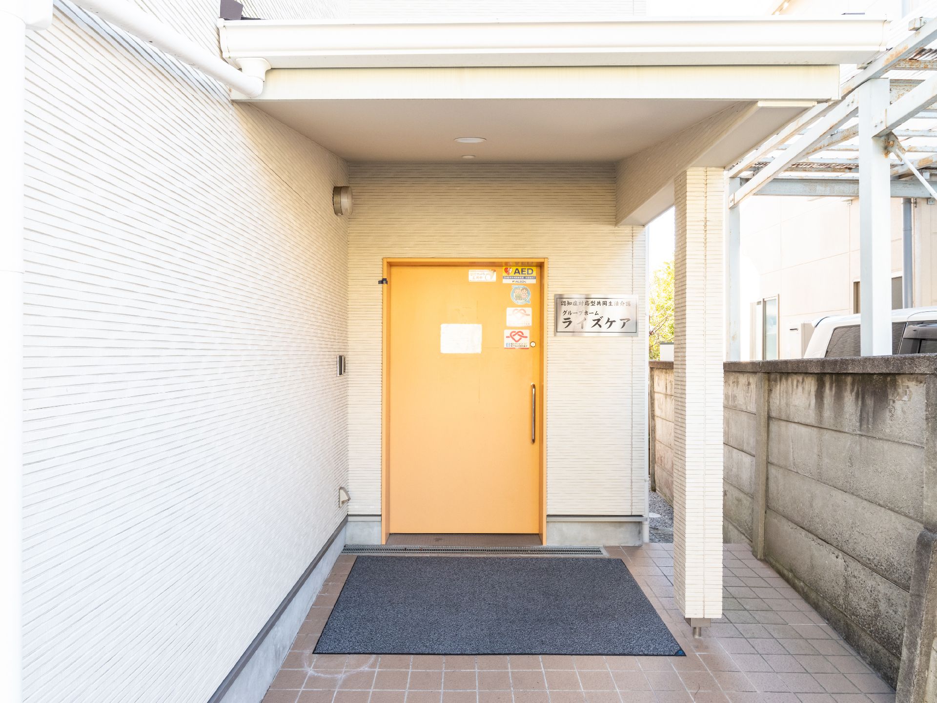 完全にバリアフリー化され、段差なく通行できる玄関口