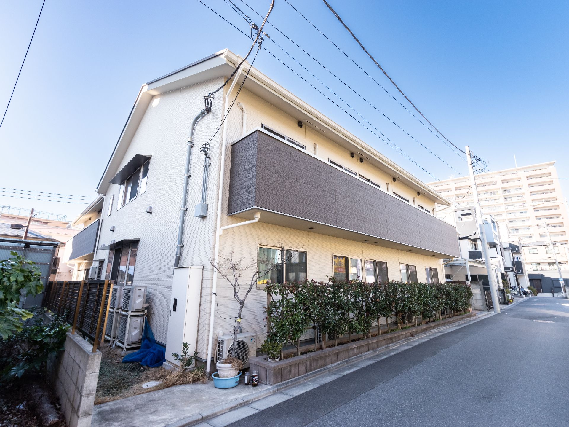 バリアフリー化された手すりが設置してある玄関