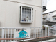 円形の建物と周辺環境
