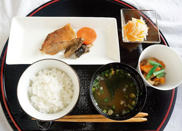 栄養バランスの食事提供