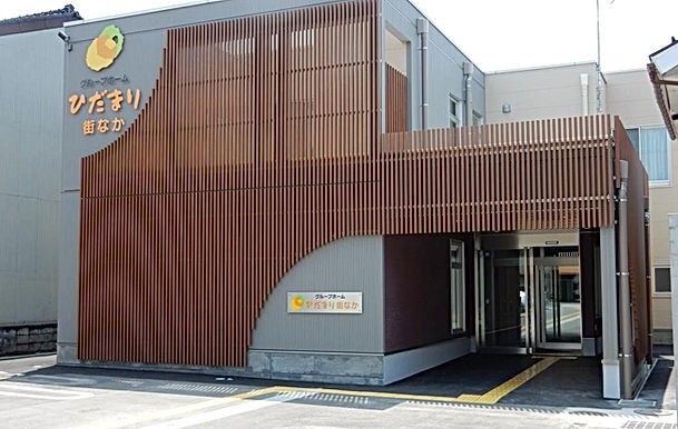 入口が広い建物正面