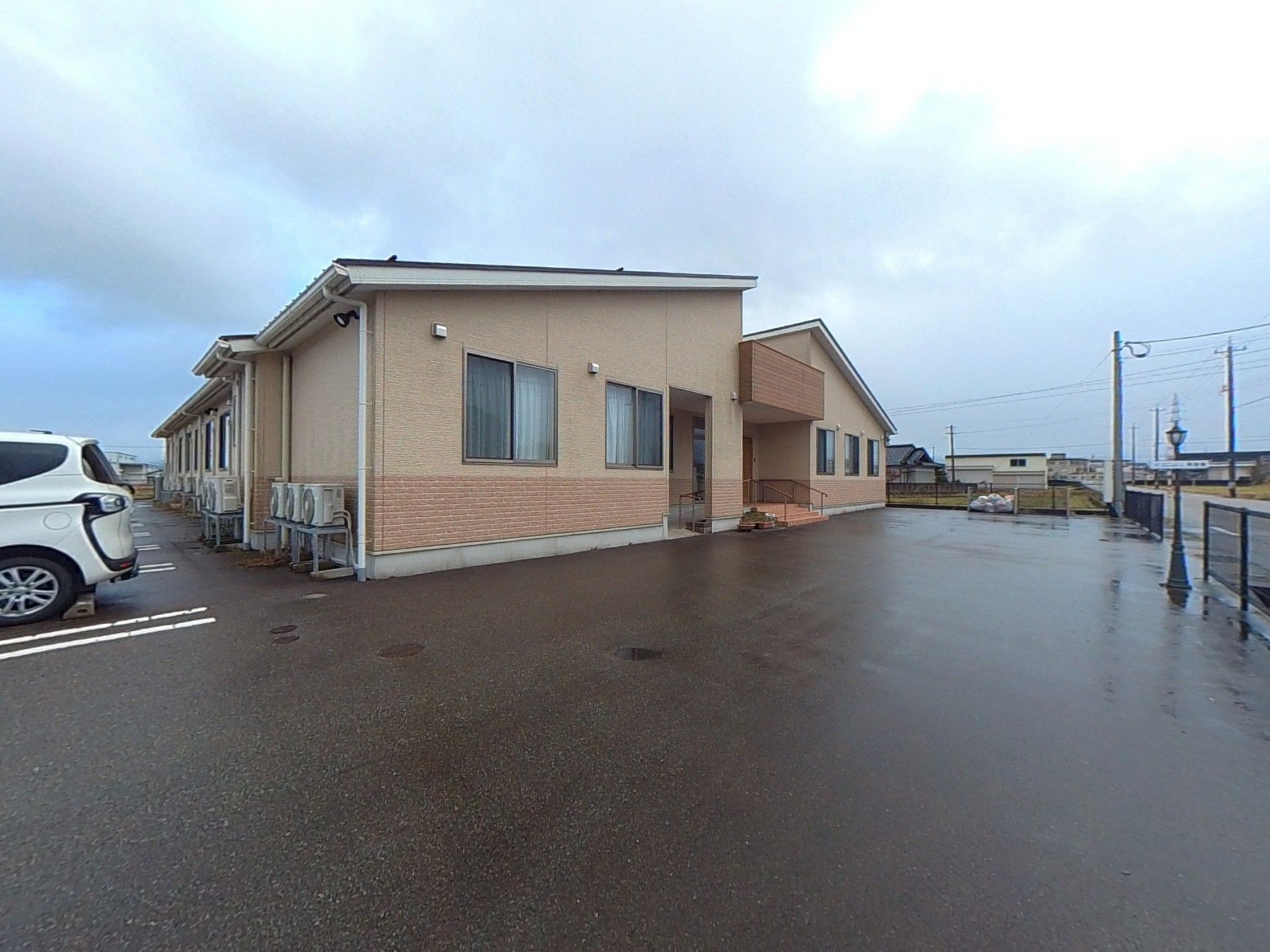 広い駐車場の建物外観