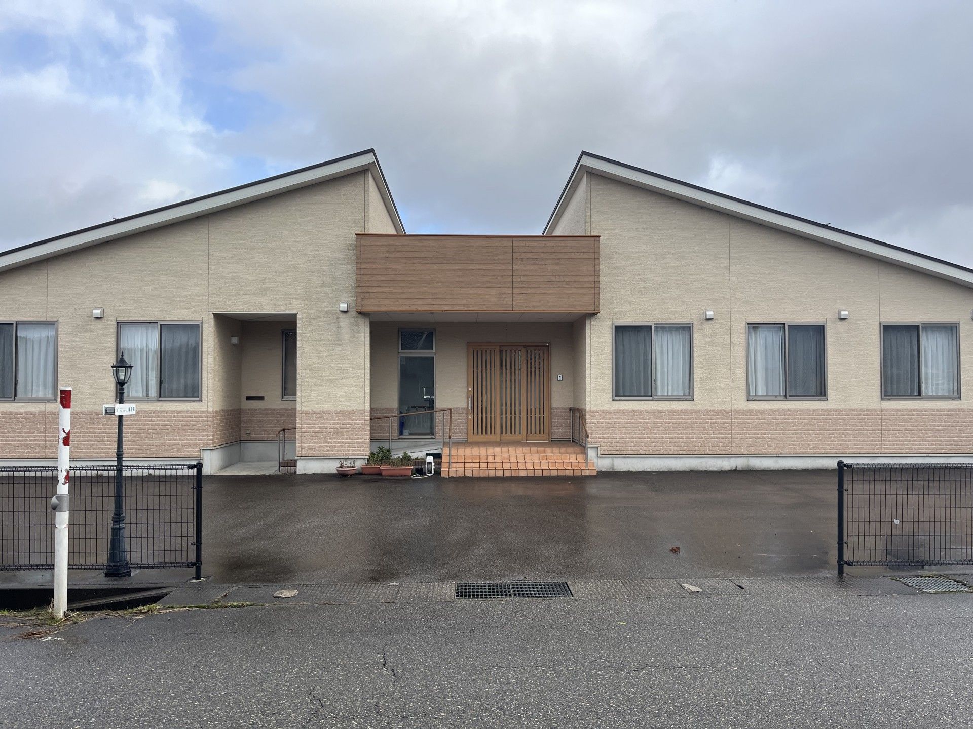落ち着いた外観の建物