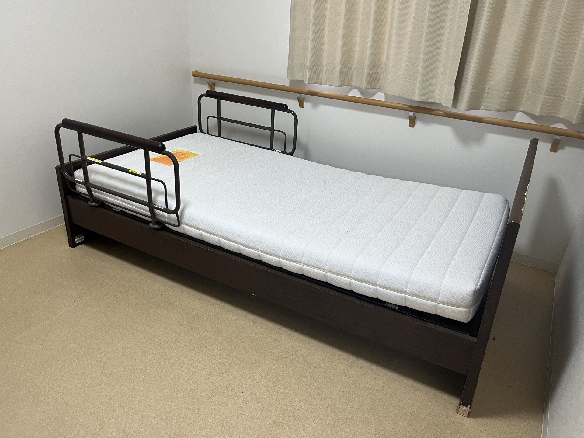 シンプルなベッドの部屋