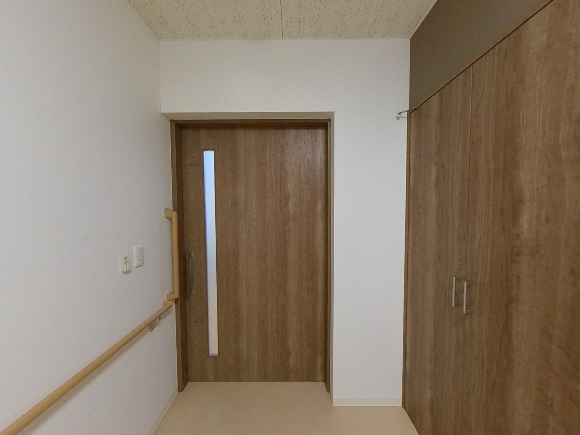 木製ドアの廊下
