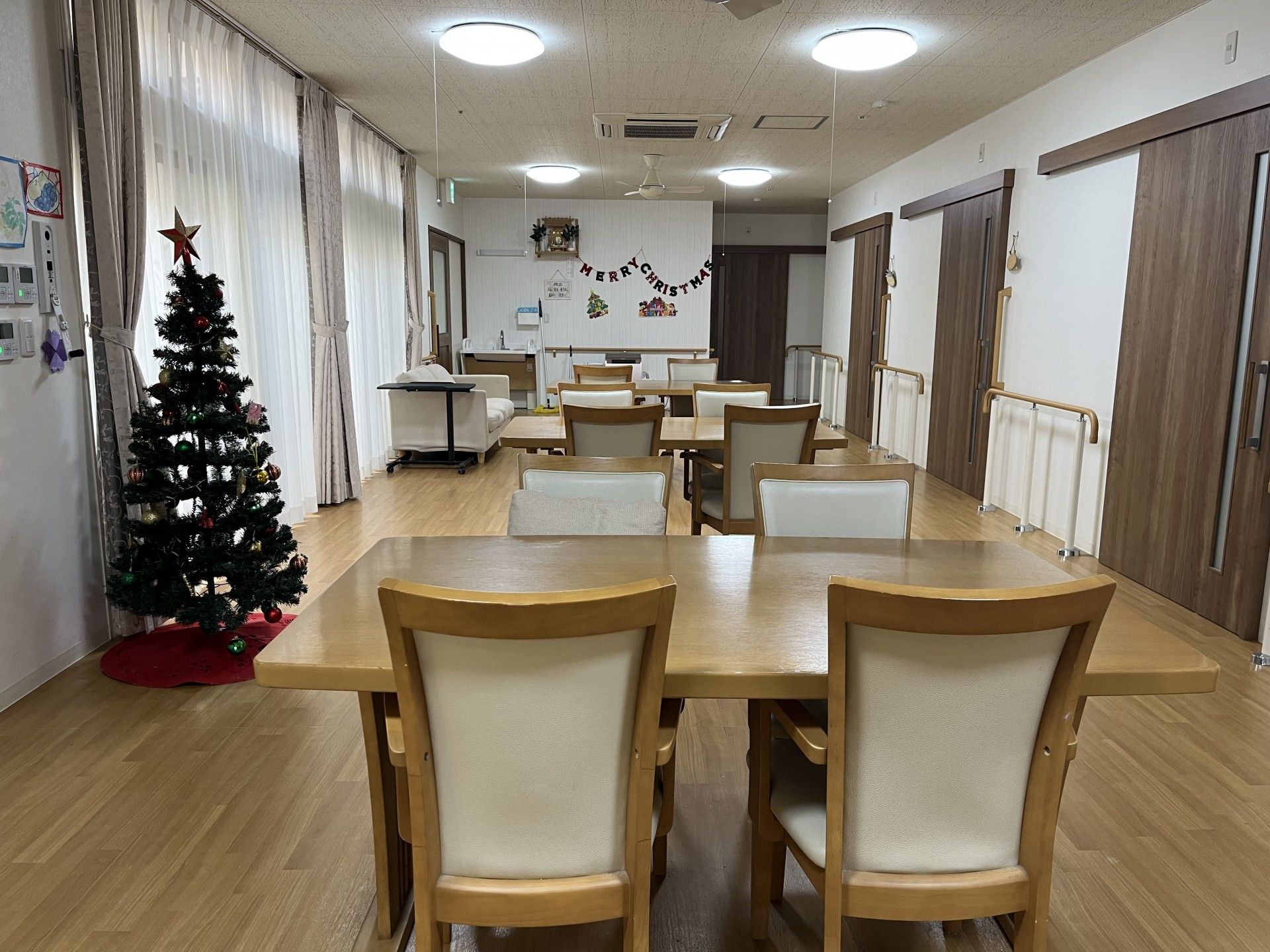 クリスマス飾りのある共有スペース