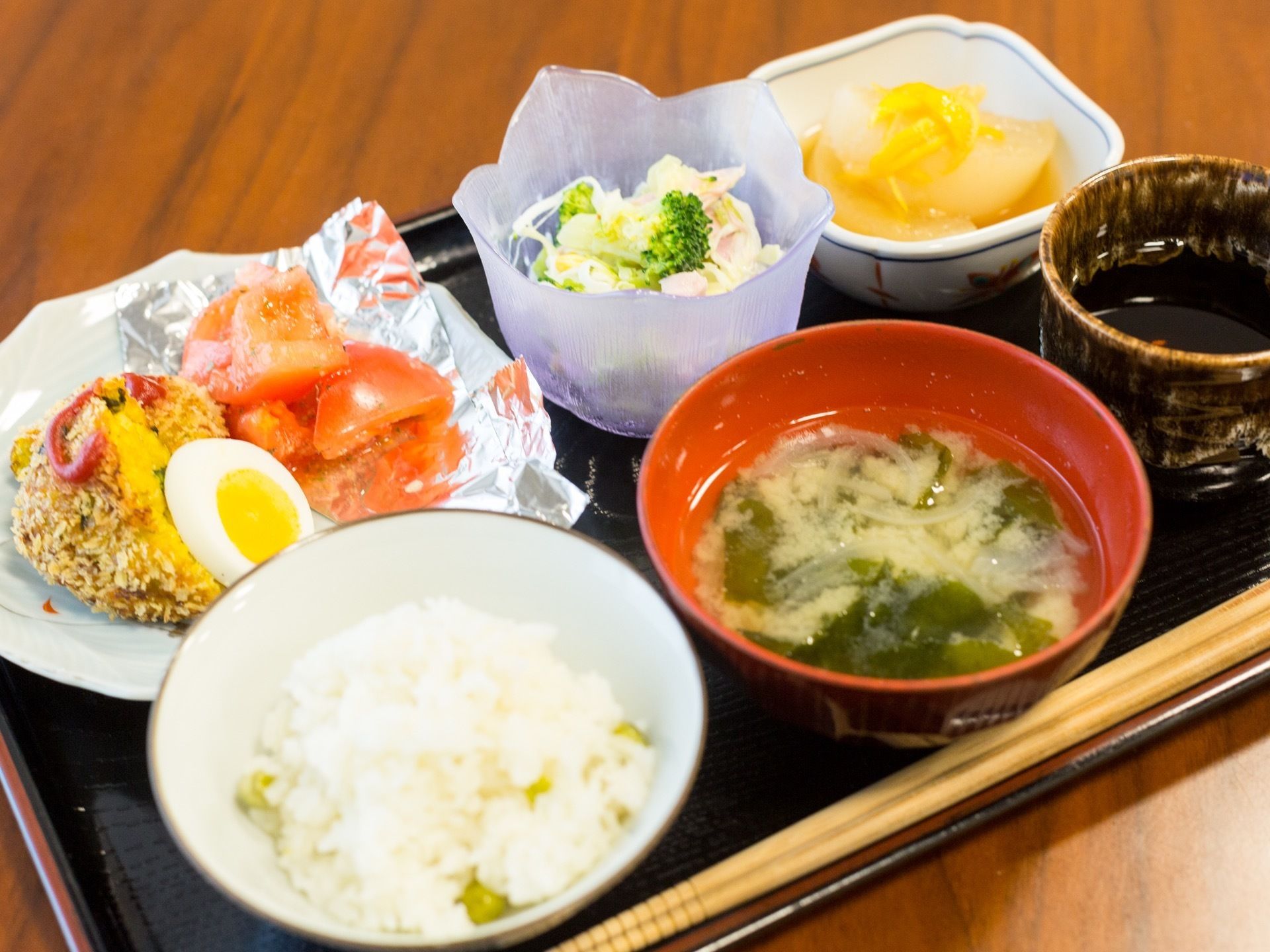 お食事では、栄養バランスの整ったメニューが提供されている。野菜とタンパク質がしっかりと取れる献立である。