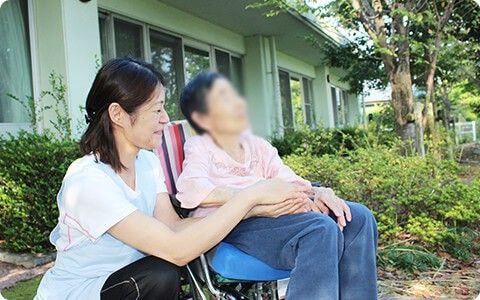 庭での交流の様子
