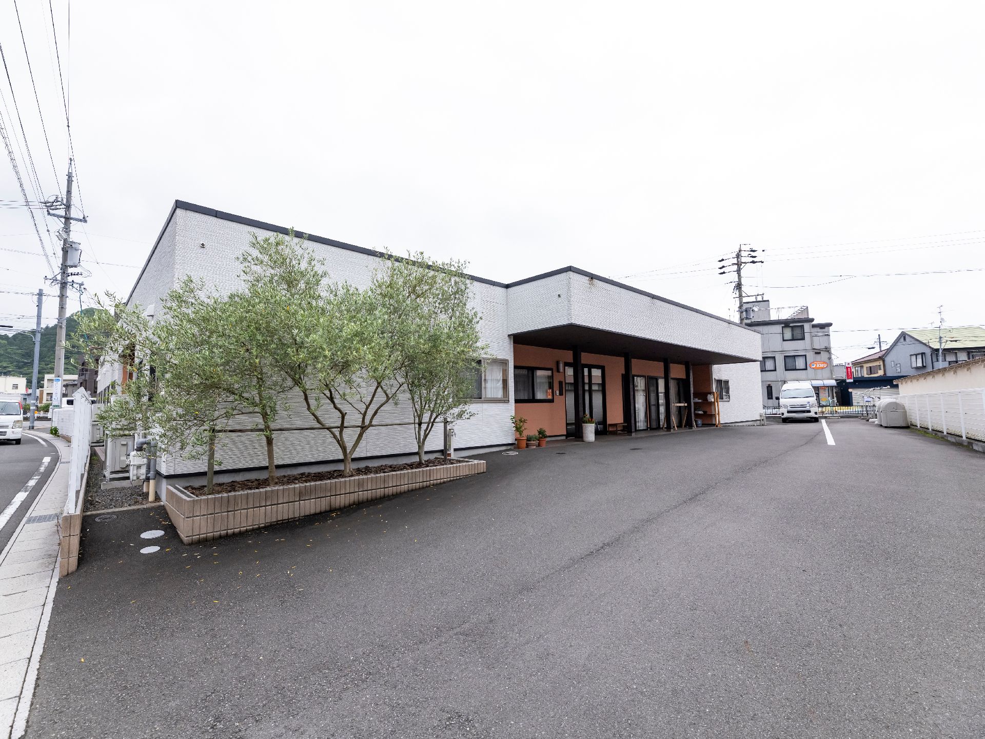 広々とした駐車場のある、広い介護施設