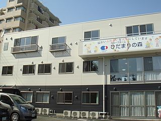 明るい外観の建物