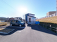 施設外観と駐車場の風景