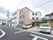 白と茶色を基調とした３階建ての介護施設の外観