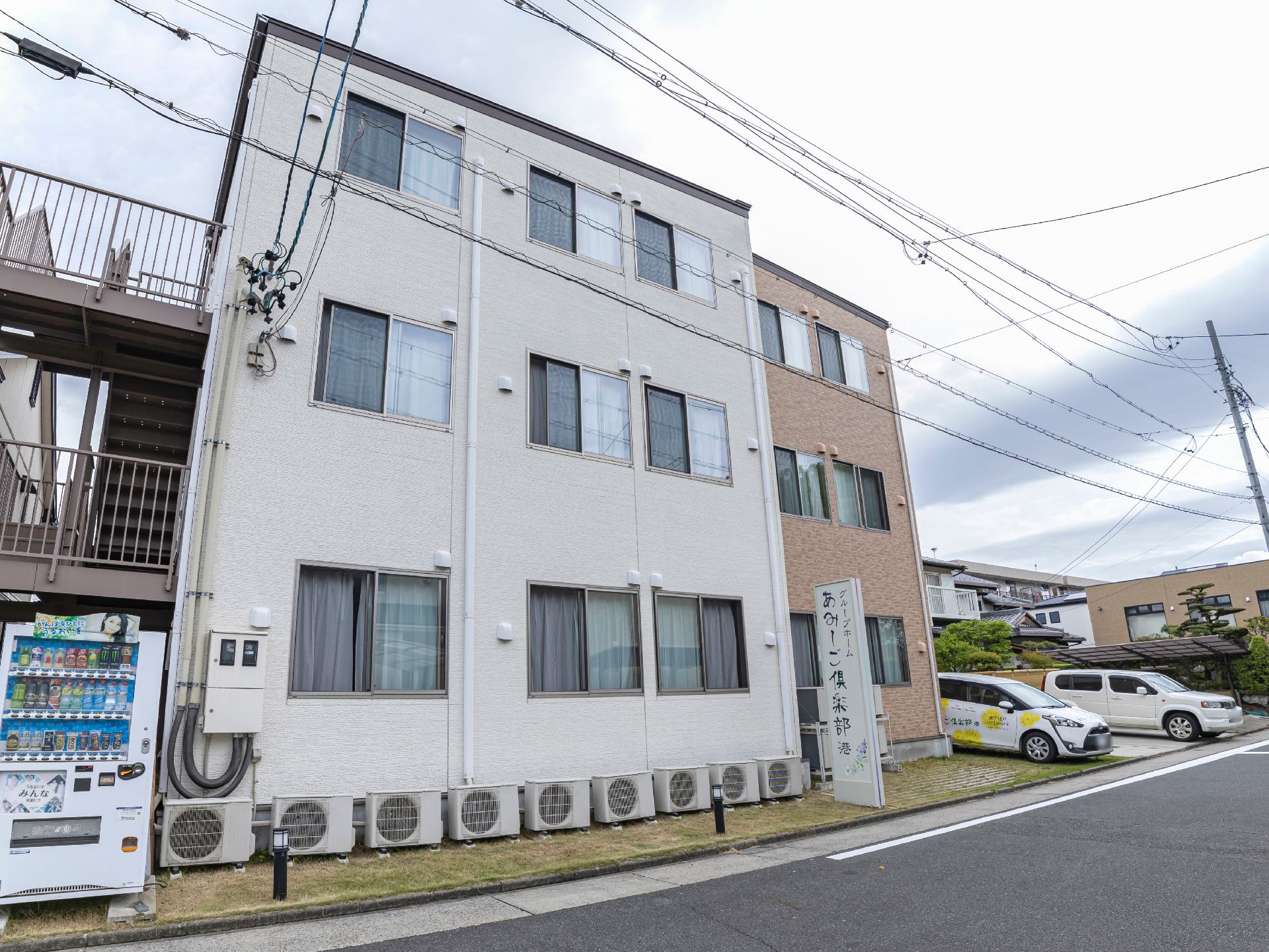 車いすの女性に寄り添うスタッフと穏やかな表情の高齢者の様子。やわらかい表情を見せている写真
