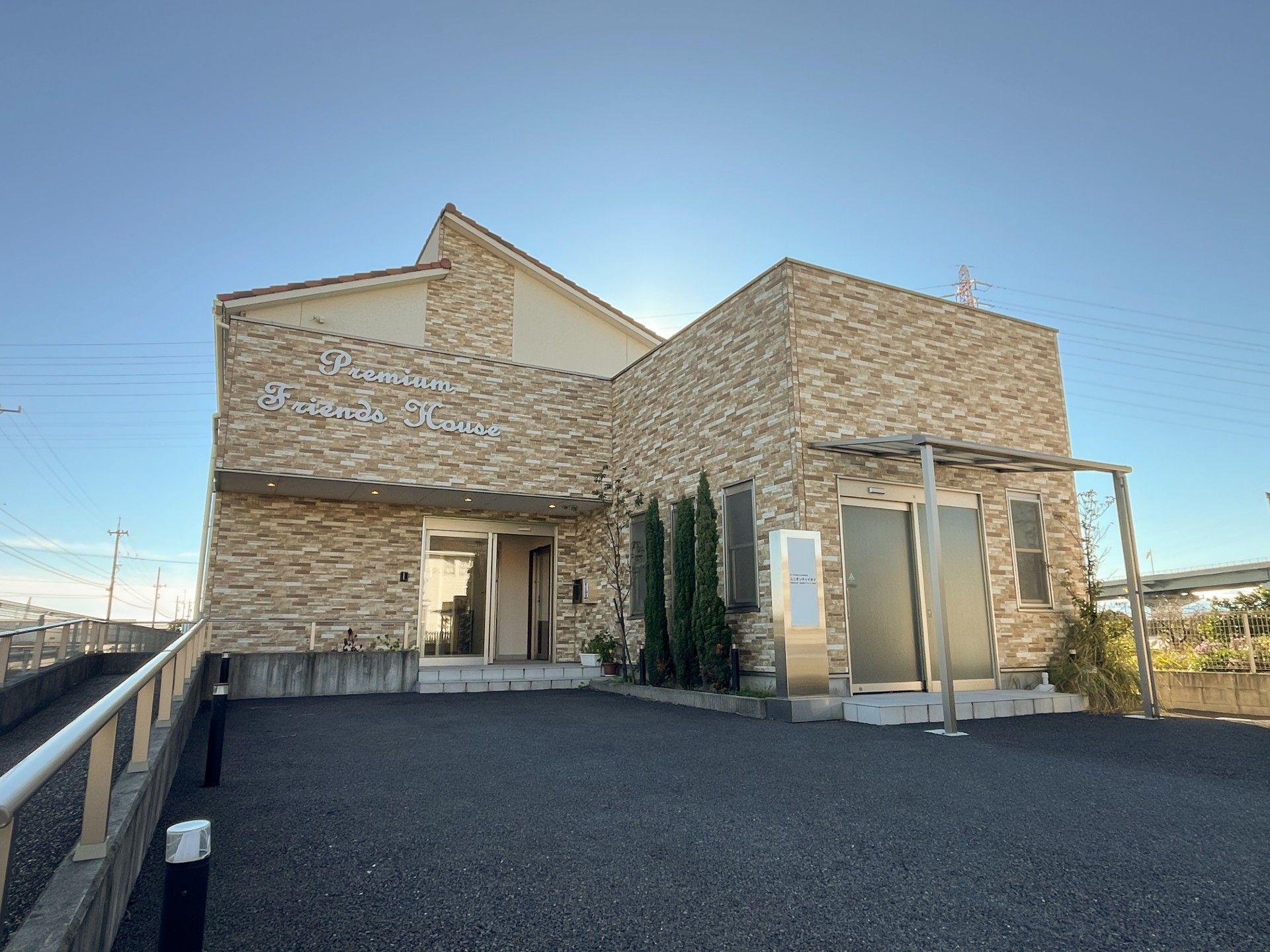 明るい外観の建物入口
