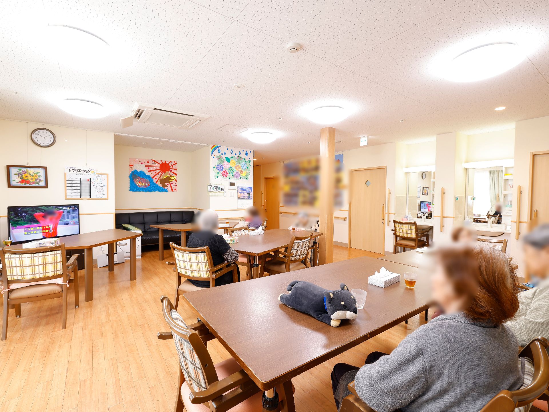 テレビが設置され、テーブル、椅子が設置されているリビング