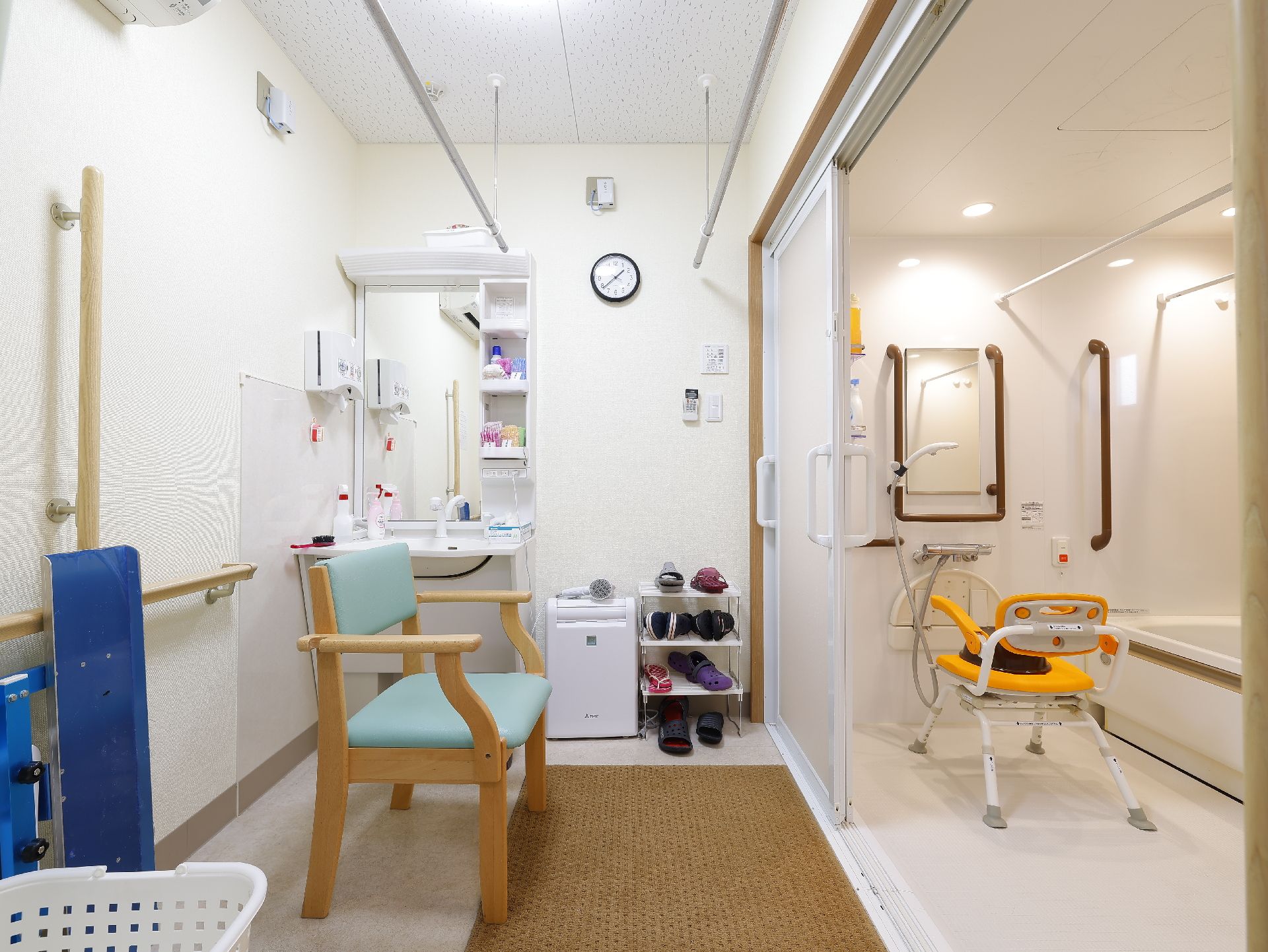 バリアフリー化され、手すりが多数取り付けられている浴室