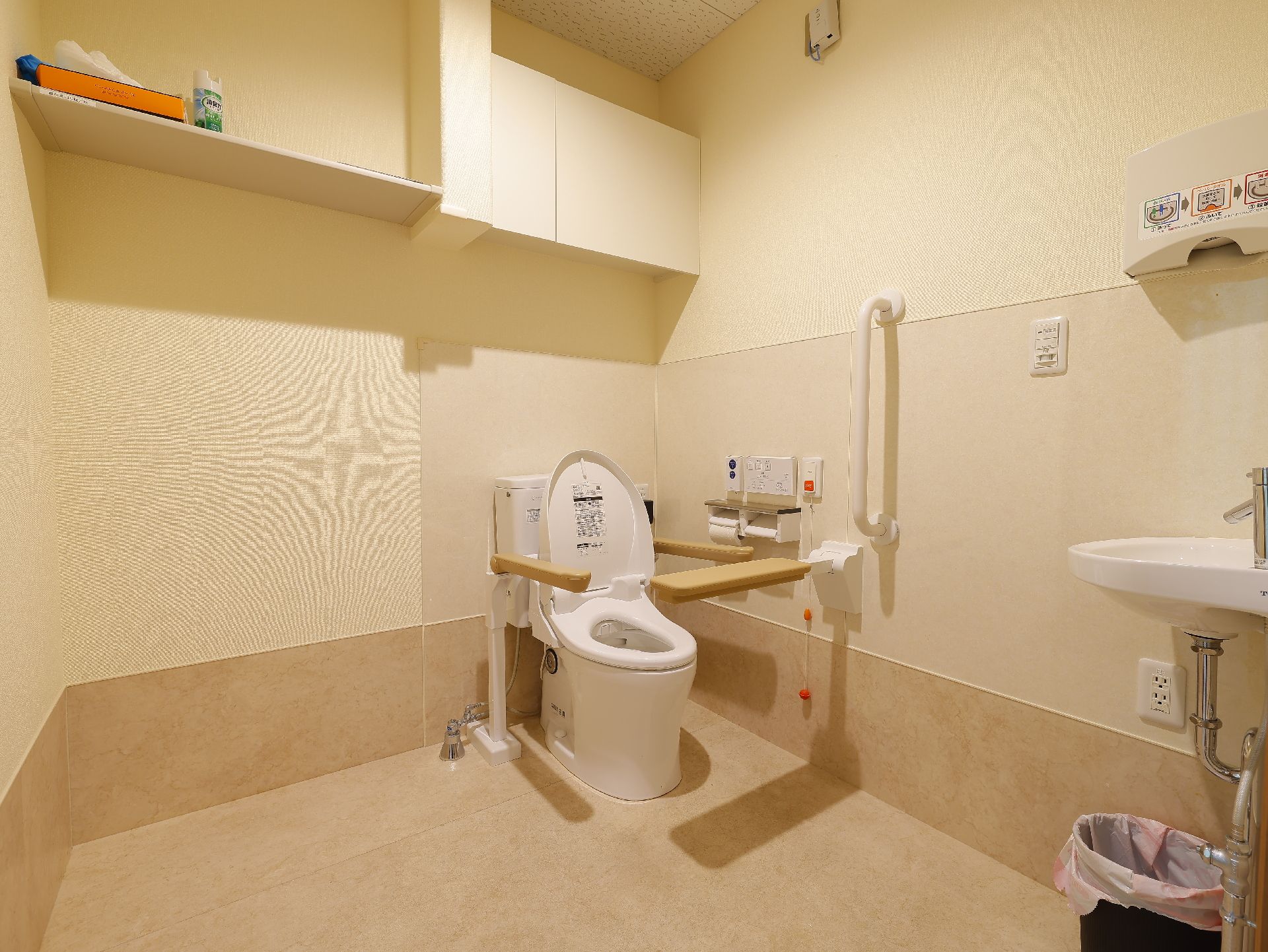 手すりが取り付けられ、広いスペースが確保されているトイレ
