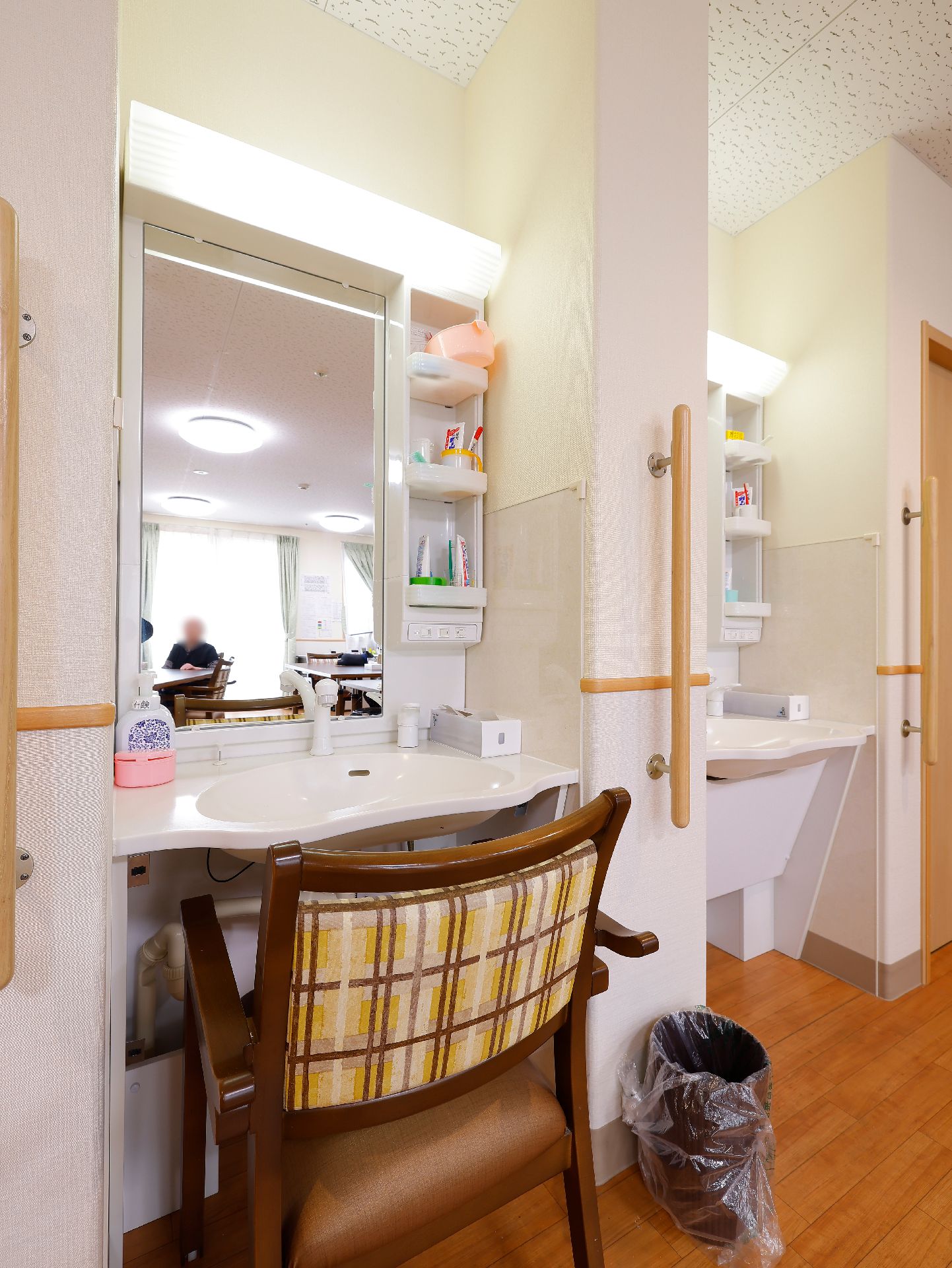 椅子に座ったまま利用でき、手すりが設置されている洗面台