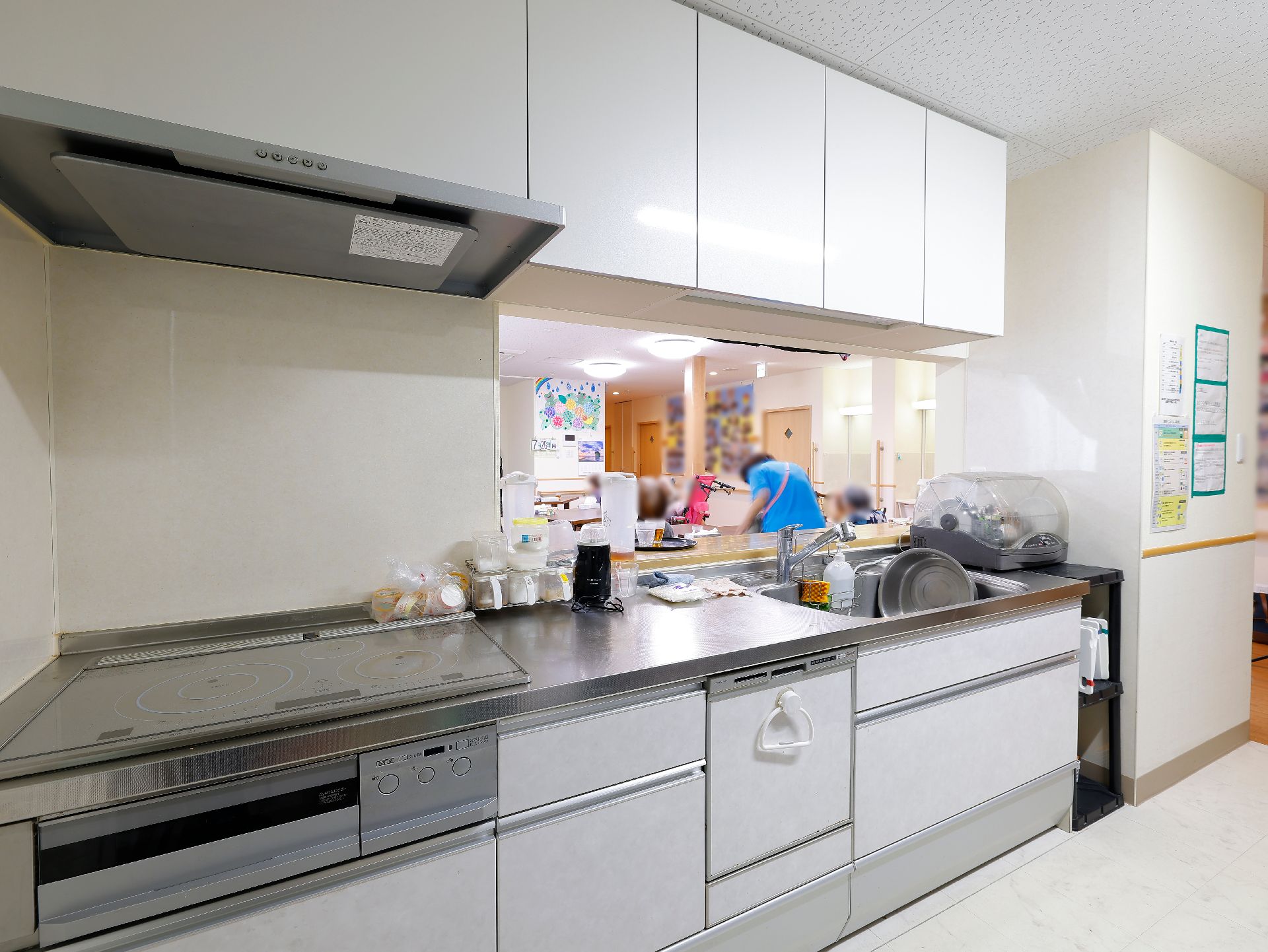 IHコンロが設置され、各種調味料が置かれているキッチン