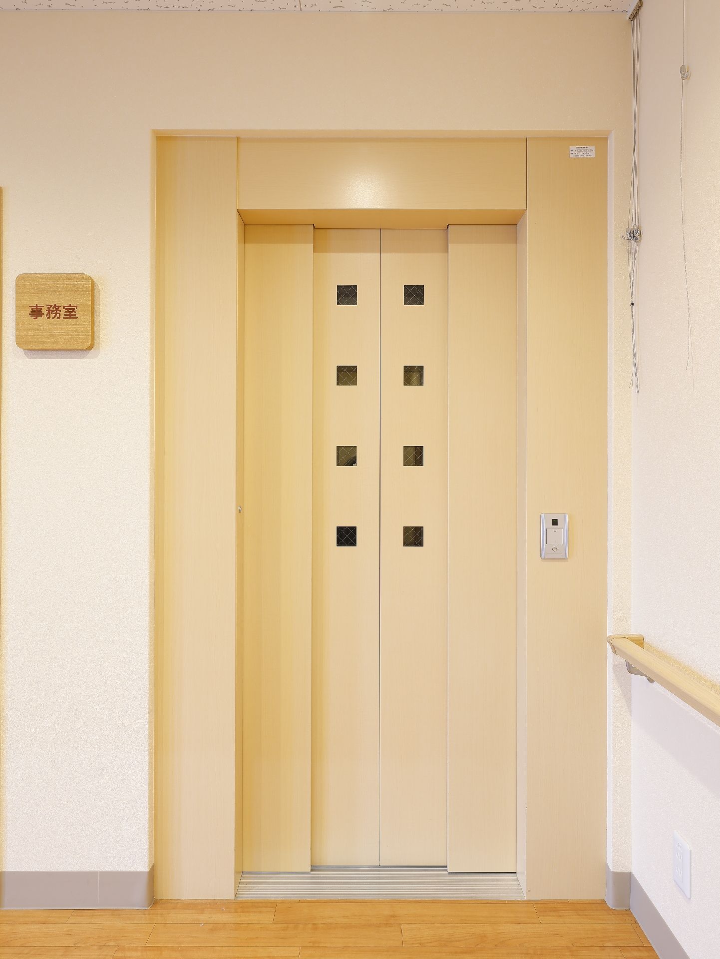 廊下部分に手すりが取り付けられているので、安全にたどり着けるエレベーター