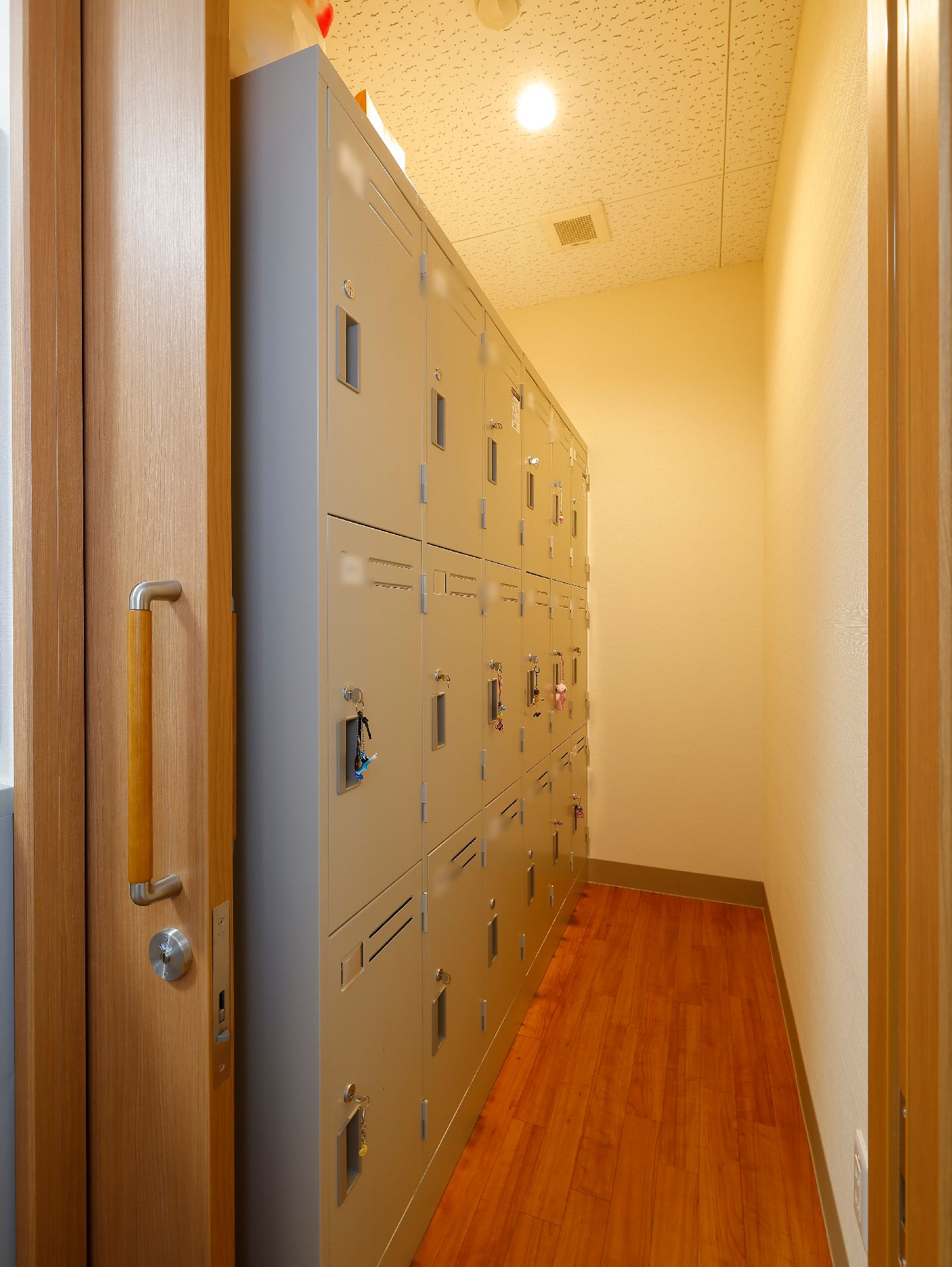 入居者が外出時に使用する靴を保管しておける金属製の下駄箱