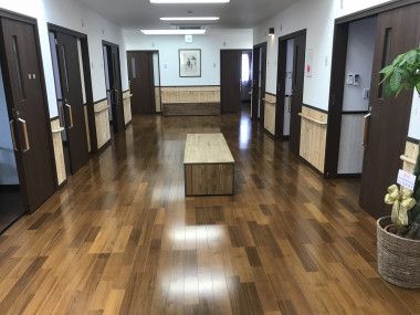 両サイドに居室が並んだ廊下の中央にはベンチが置かれている。