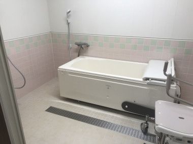 機械浴が設置された浴室は洗い場も広く掃除も行き届いている。