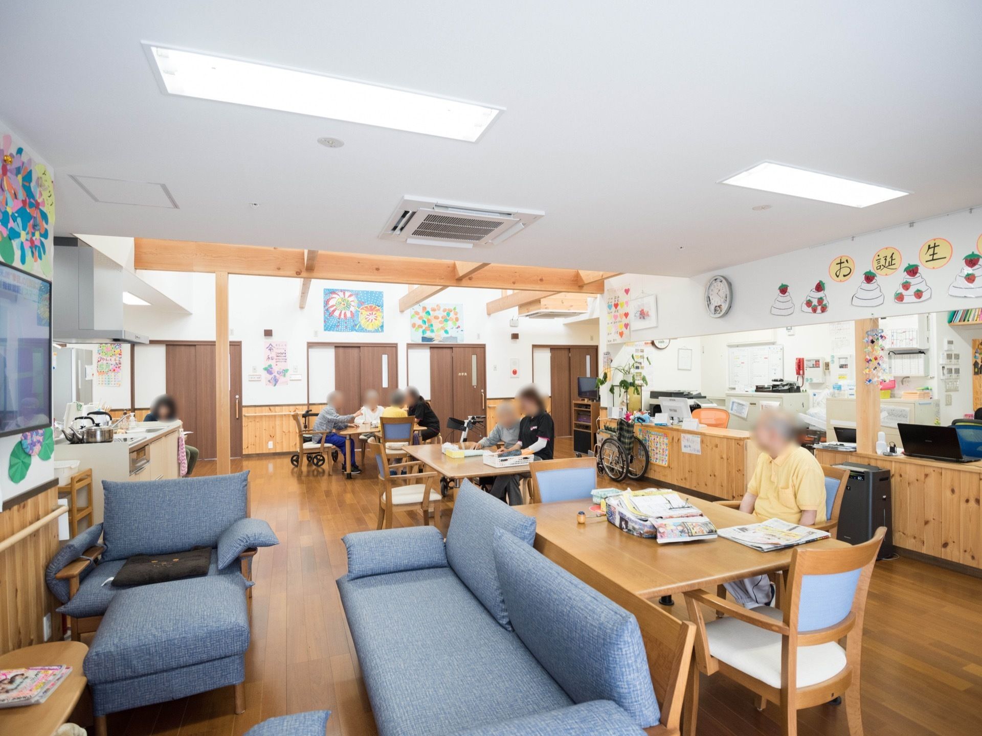 天井が吹き抜けになっている明るい共有スペースでは、テレビを見たり、手芸やおしゃべりを楽しんだり、自由に過ごすことができる。