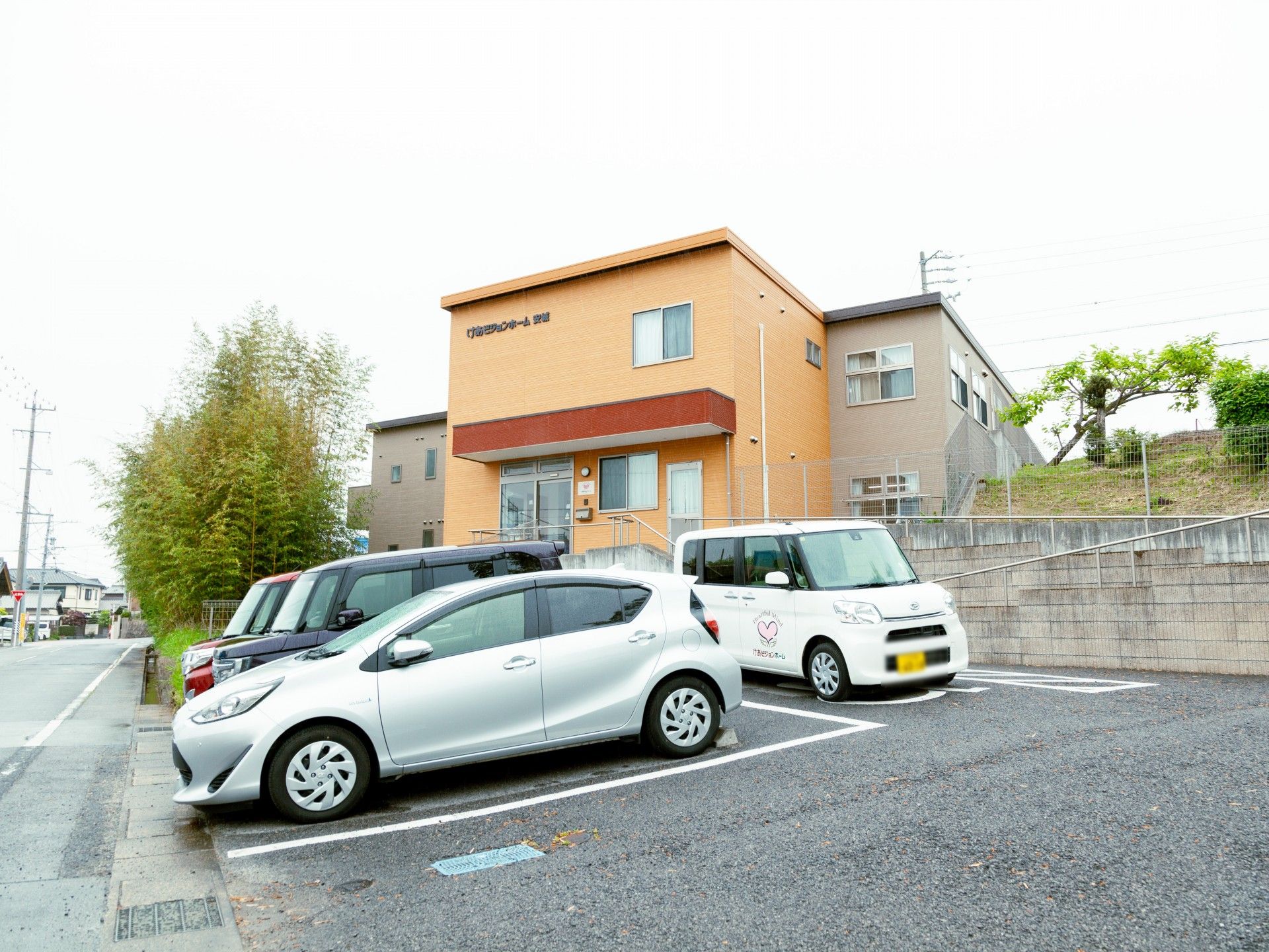 ゆったり駐車場のある建物
