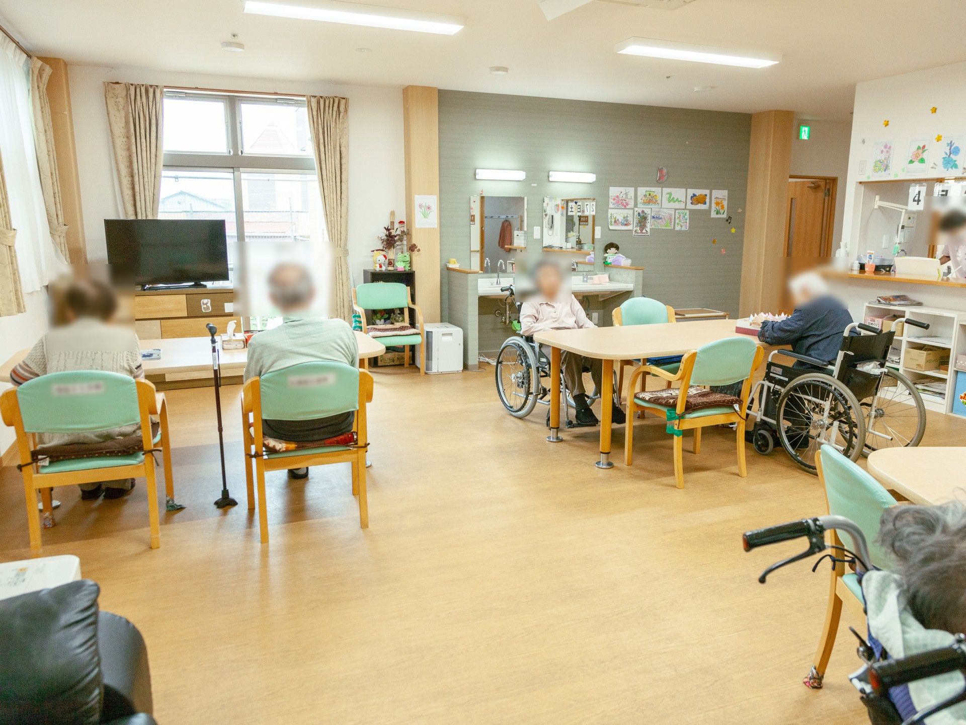 共有スペースで過ごす人々