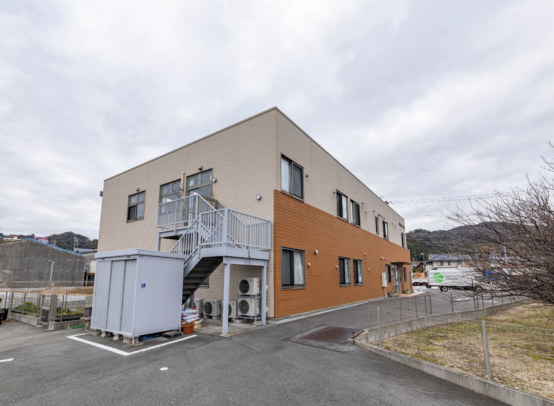 駐車場も近隣にある介護施設の外観
