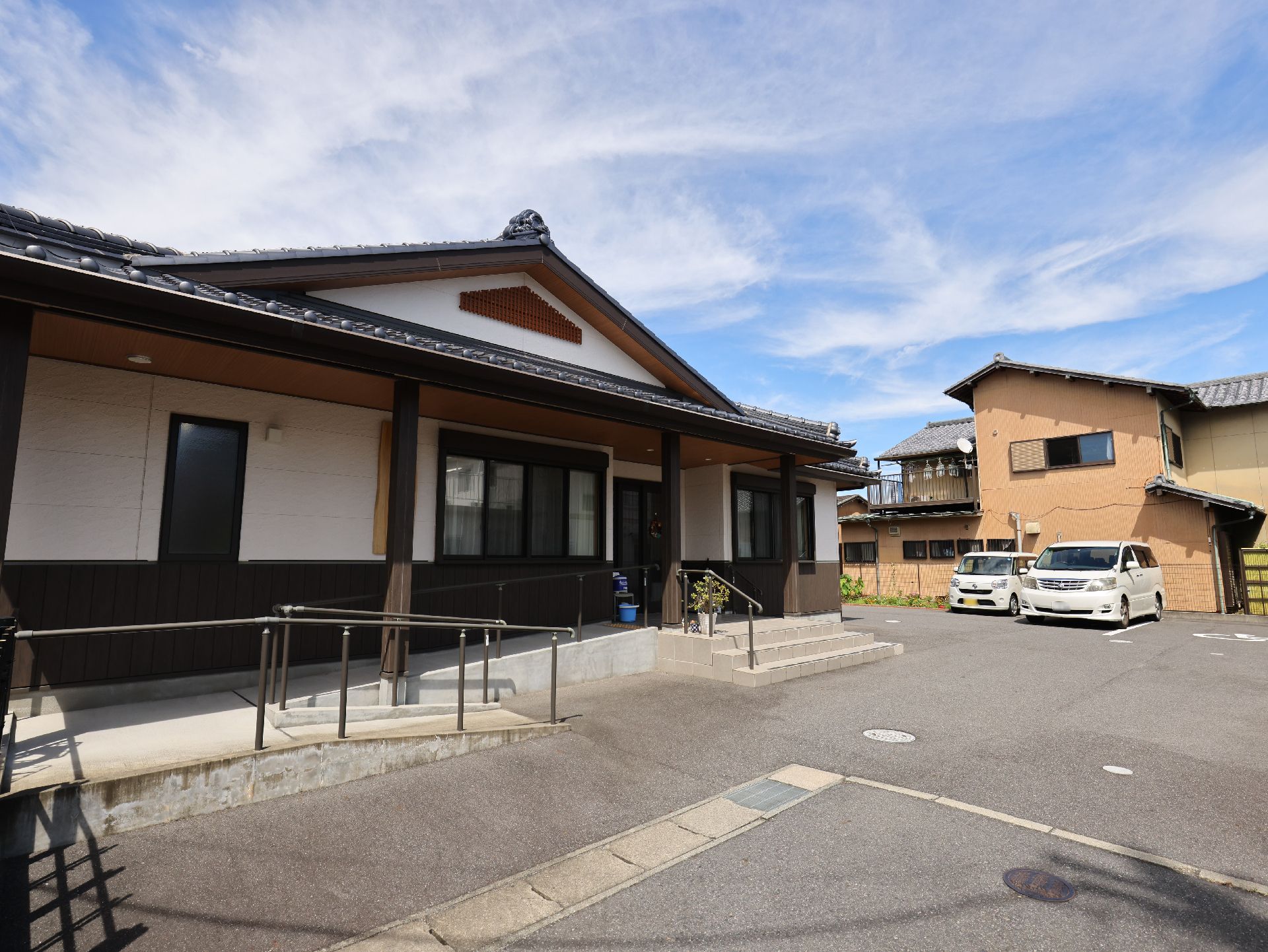 落ち着いた雰囲気が感じられる施設の外観