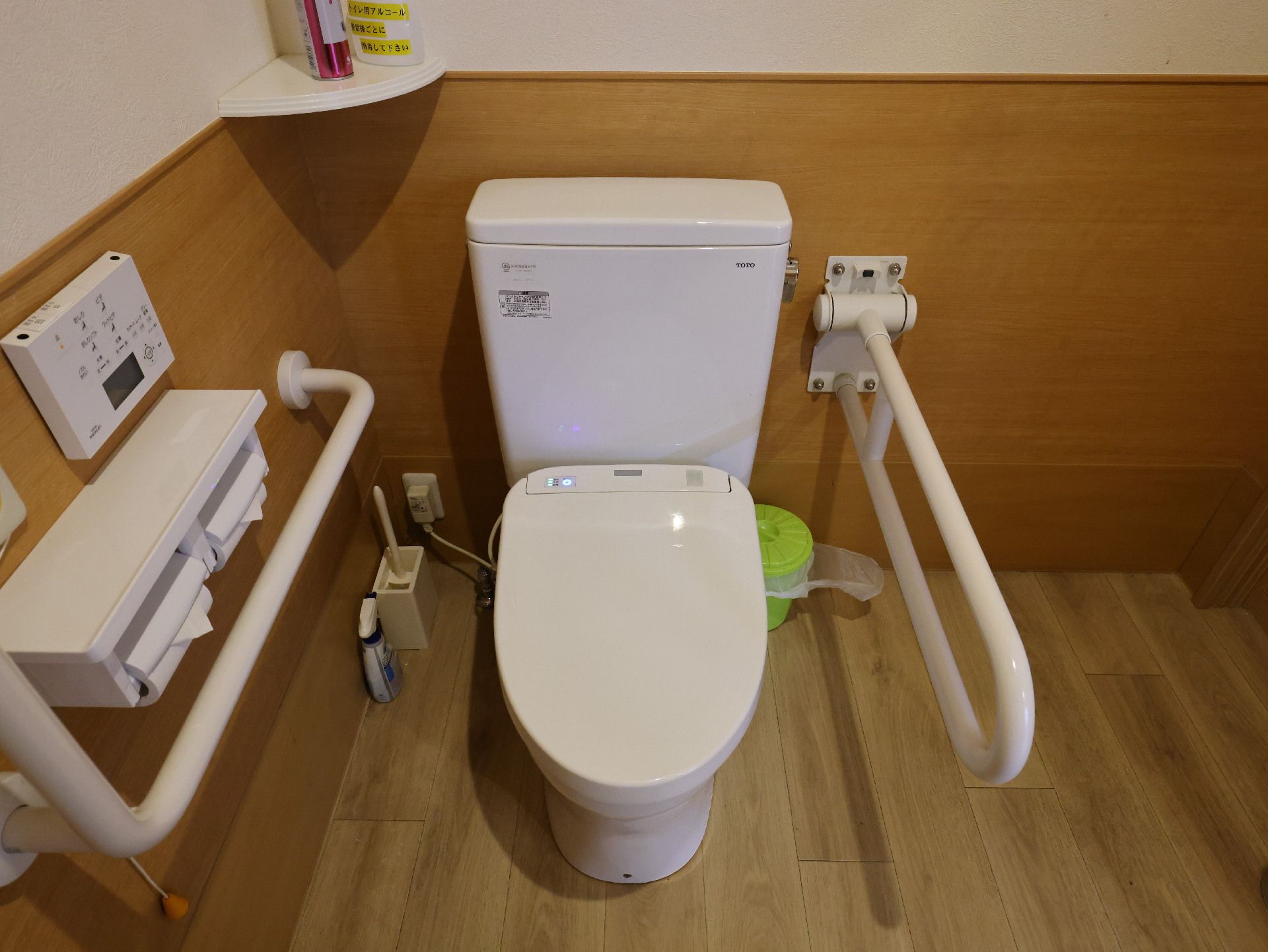 手すりと引き戸のある入居者が使いやすいトイレ