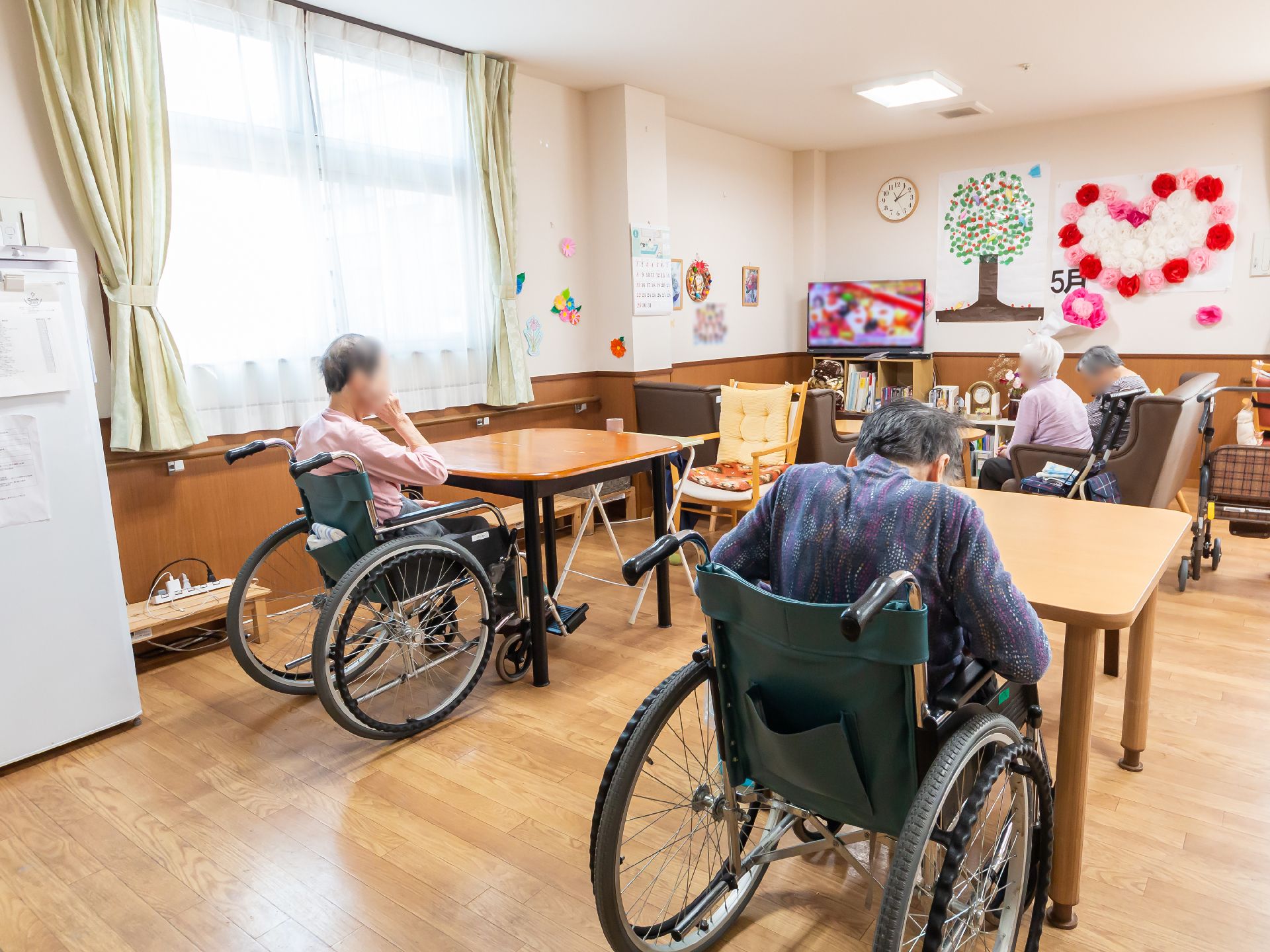 テレビやテーブルセットが配置された共有スペース
