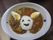 白い器に盛られたカレーライス。中央の白ご飯には海苔で顔が描かれ、ゆで卵が耳のようになるよう置かれている。
