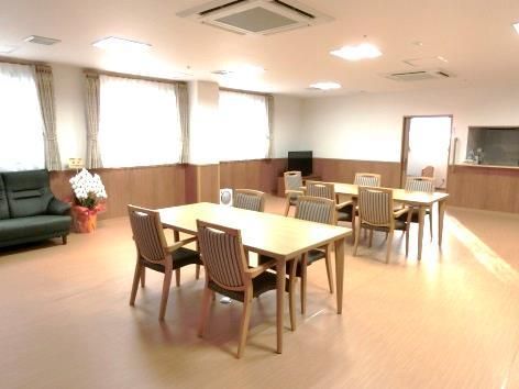 ダイニングテーブルが並んだ食堂は、落ち着いた雰囲気。ソファやテレビもある。