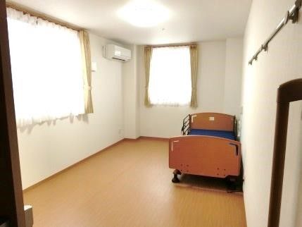 ベッドやエアコンが設置された居室には家具や家電はなく、窓が二つ付いている。