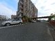 広々とした駐車場のある建物外観