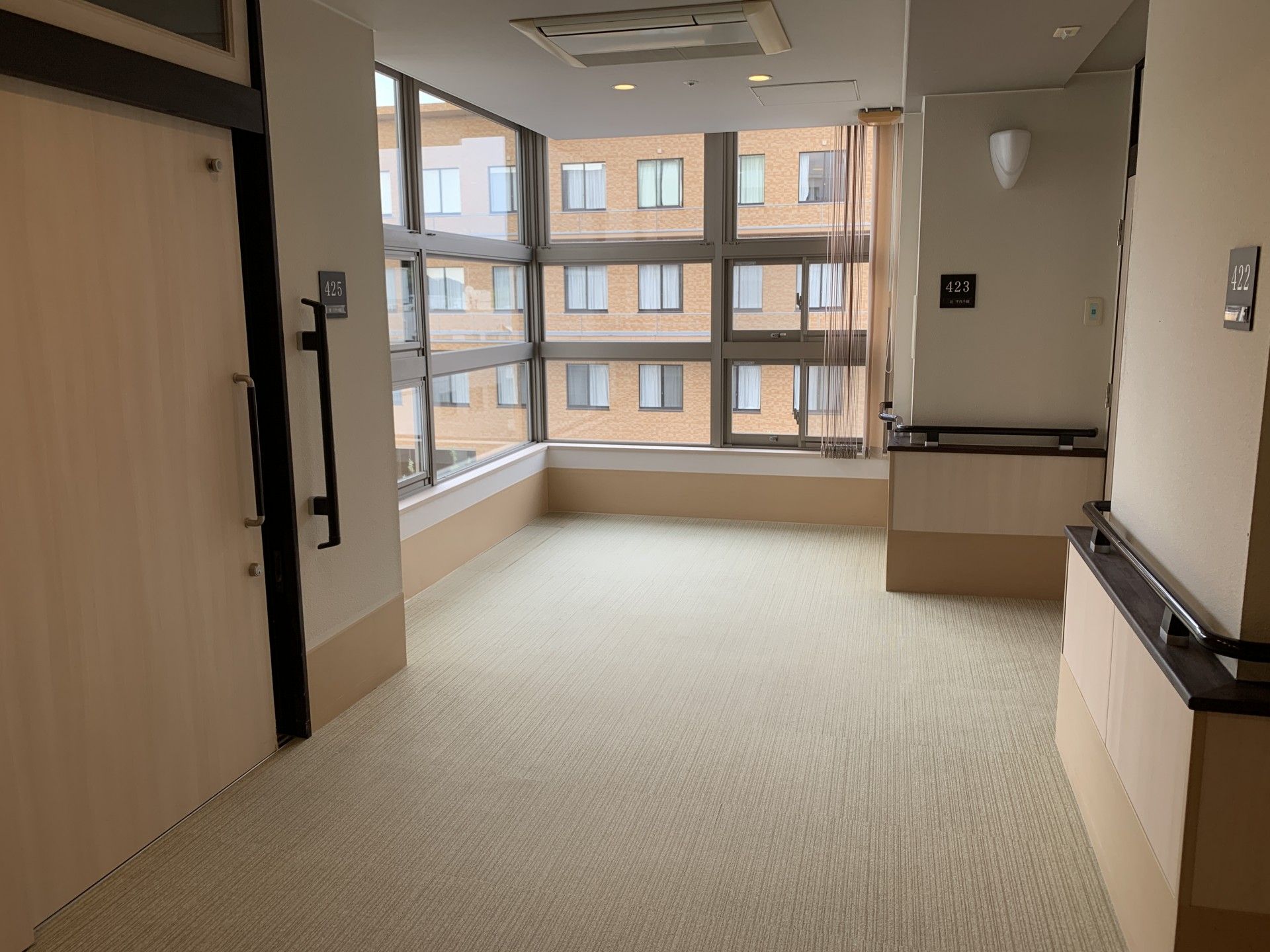 明るい廊下の一角