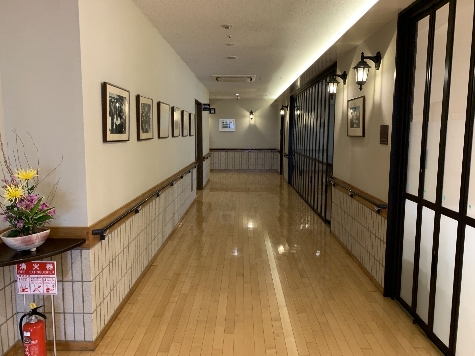 落ち着いた雰囲気の廊下