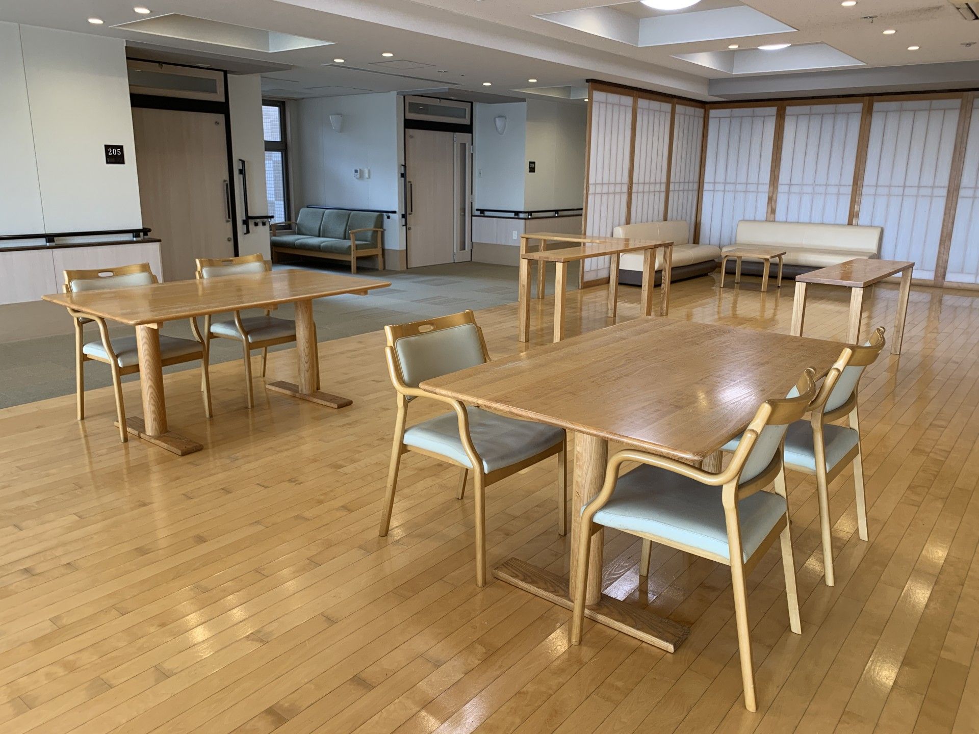 木製テーブルと椅子のある部屋