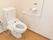 白を基調とし、清潔感がある温水洗浄機能付きの洋式トイレだ。トイレ内には物がなく、整然としていてシンプルである。